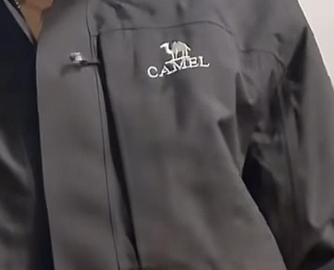 商家回应女子网购的冲锋衣却在口袋里掏出门票和机票