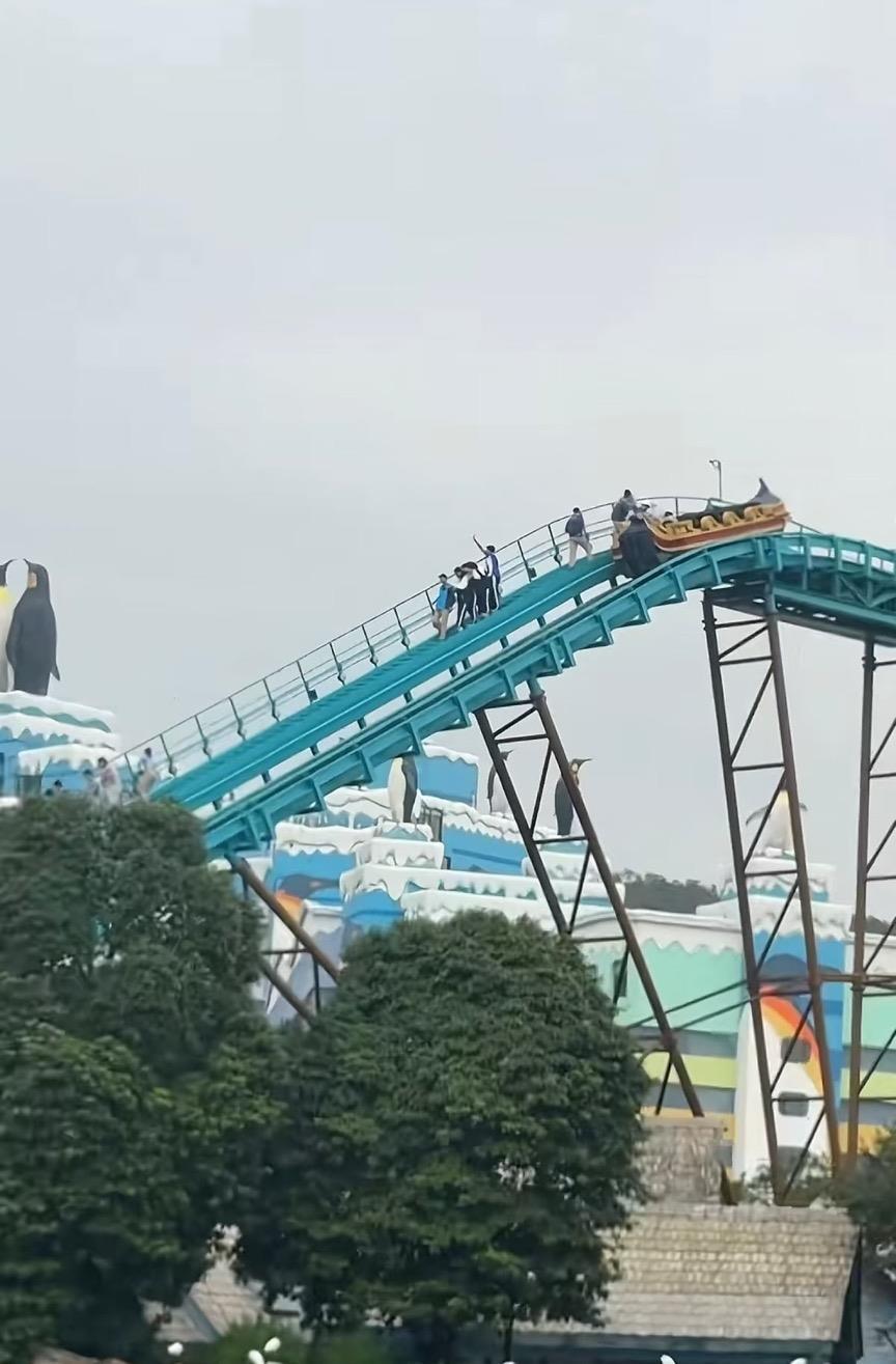 珠海长隆一游乐设施半空悬停 游客沿轨道撤离 景区：系保护性停机