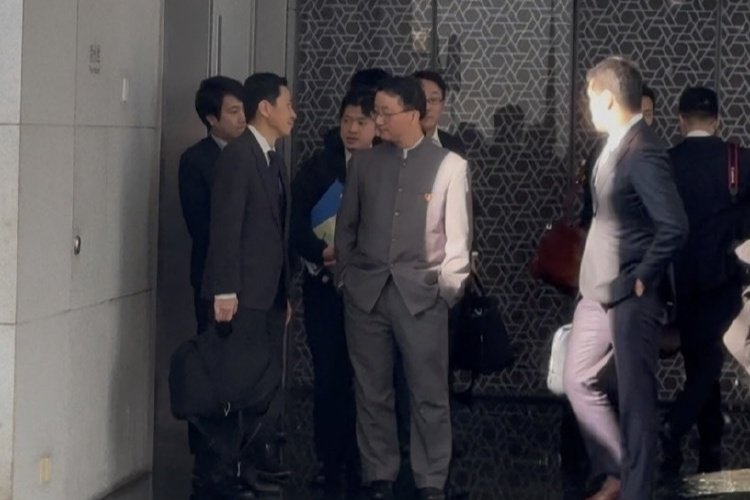 日本外务省官员离开中国外交部