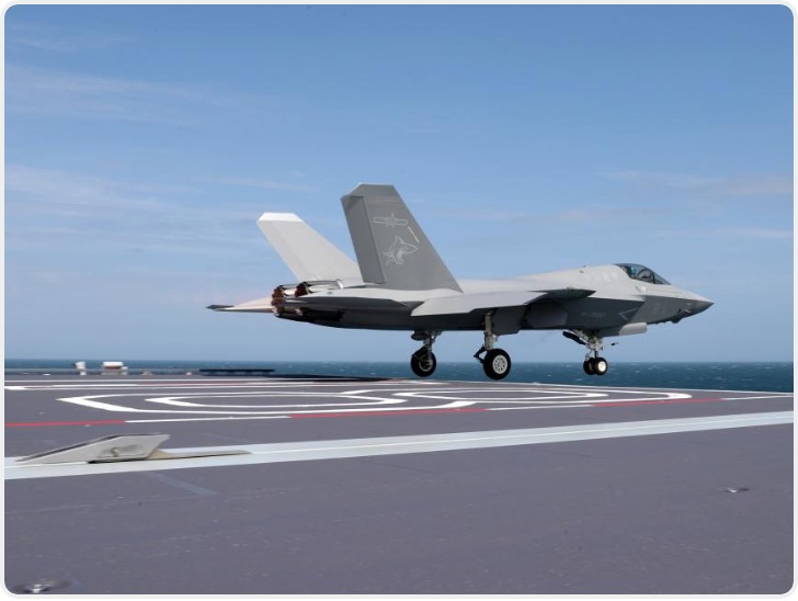 海军福建舰开展入列后首次海上实兵训练