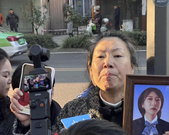 “成都27岁女子家门口被害案”今日开庭审理