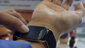 “电击提神神器”火了 有打工人、学生靠痛感找清醒？