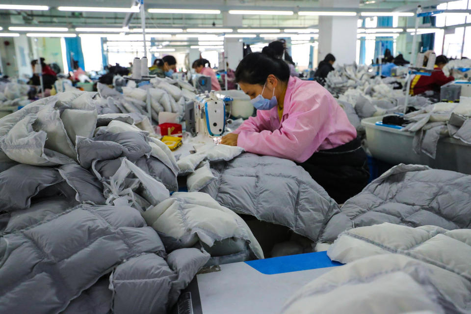 羽绒服出厂价逼近千元 涨价与猪肉降价有关？经济学家解析