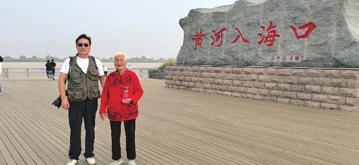 家乡到黄河源头再到浩瀚的入海口 他带着80多岁母亲沿黄河逛了个遍