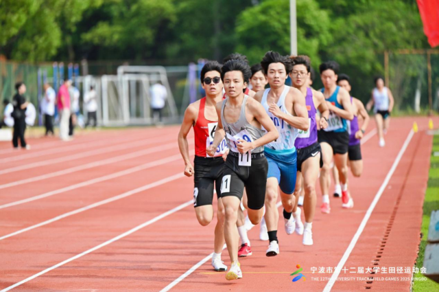 付斌文（前一）参加宁波市第十二届大学生田径运动会 学校供图.png