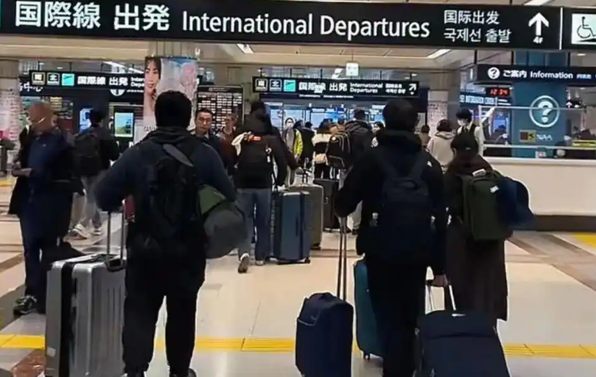 日本机场挤满了回国的人：有中国游客提前结束行程回国