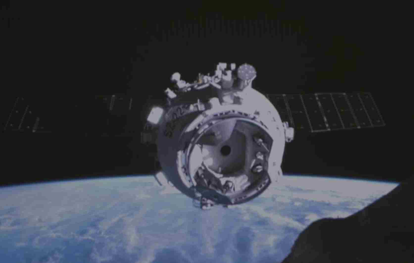 神舟二十二号飞船与空间站组合体完成自主快速交会对接