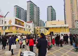 西安浐灞国际港第二实验小学门口上学路被挖断 绕行既远又不安全