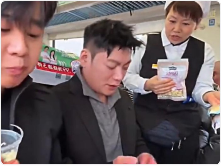 售货员与网红互动因多收1元和2只烧鸡被停职？官方通报