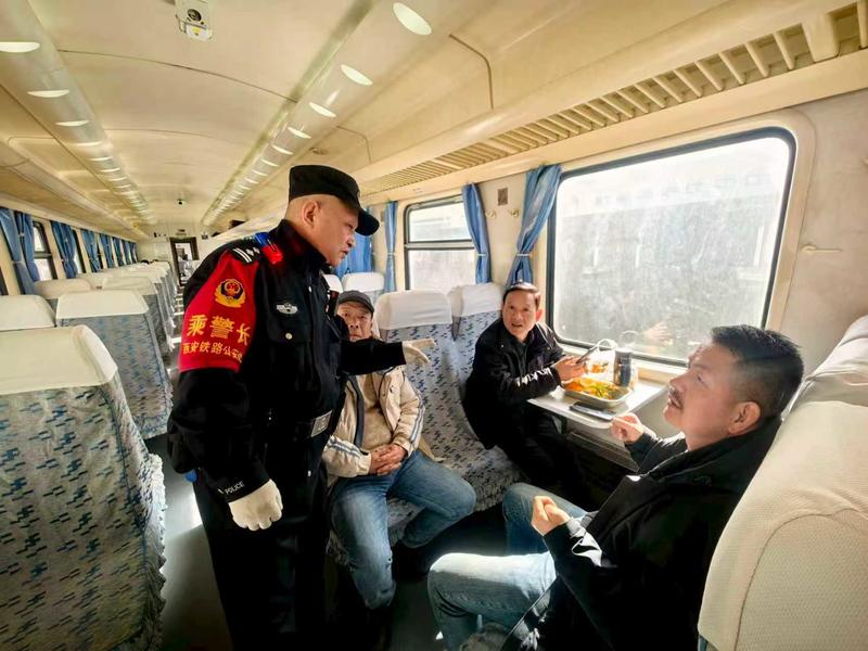 老乘警张敏科的26年温情守护 穿梭秦巴的“移动安全课堂”