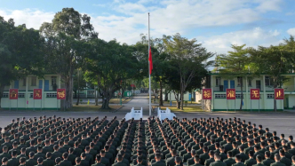 中国人民解放军驻香港部队举行悼念活动 为火灾遇难者默哀