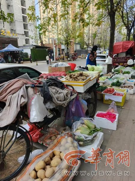 11月27日，西安通义巷内摊贩占道摆摊。