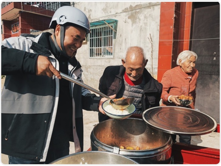 “晌午饭来咧 取碗！”
