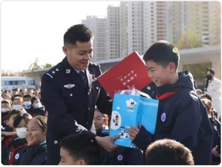 “硬核”装备+互动体验 民警为学生送上量身定制安全课