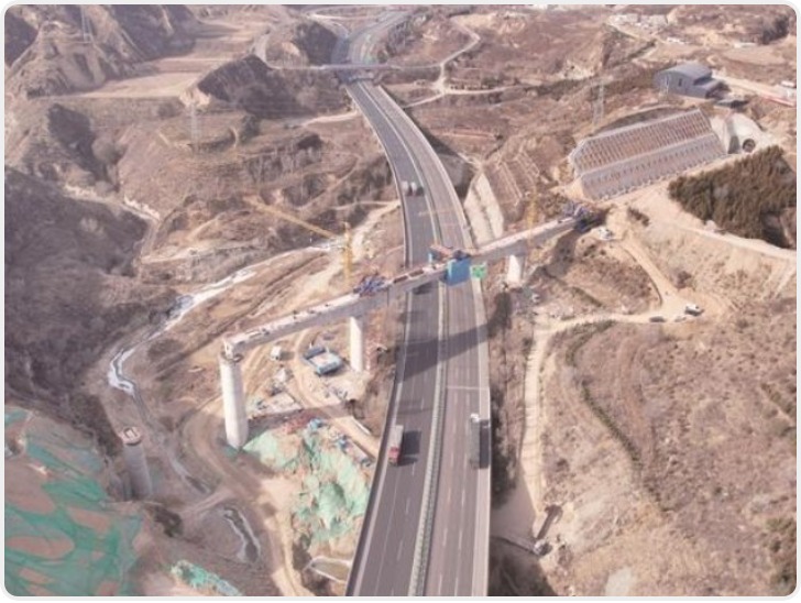 陕西神木至山西兴县瓦塘镇铁路 首座跨高速公路连续梁合龙