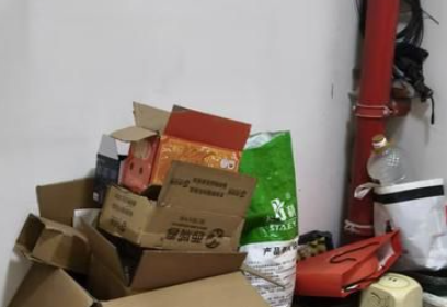 万一火灾就是绊脚石 西安两小区楼道乱堆放存隐患