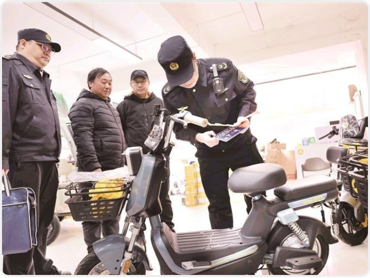 数量较快增长交通违规行为频发 “小电驴”治理呼唤多元共治