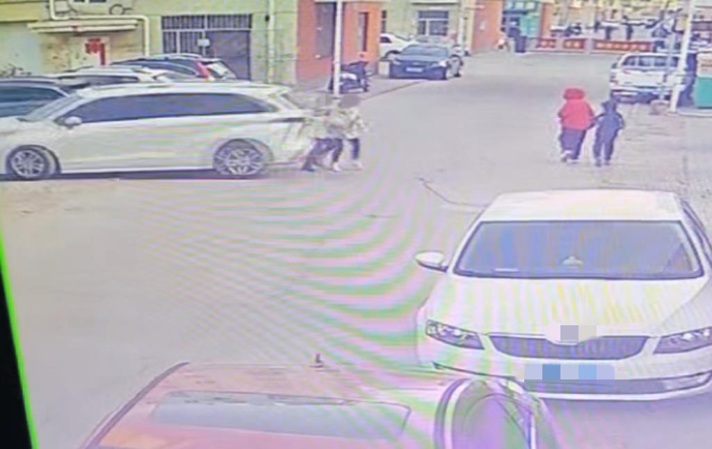 女子疑因倒车失误致2人被撞身亡：肇事司机系当地法官 已暂停工作配合警方调查