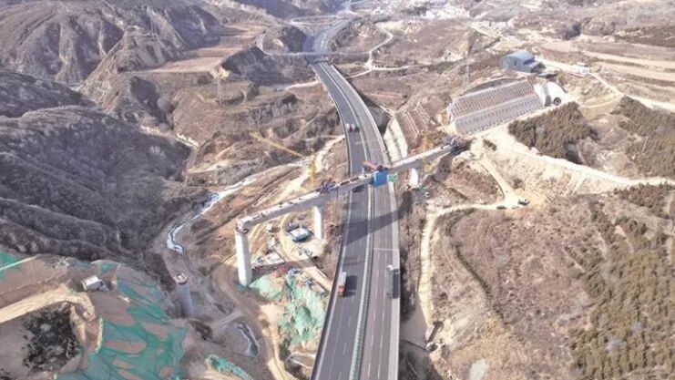 神瓦铁路首座跨高速公路连续梁合龙
