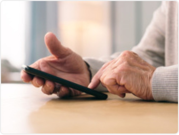 老人因短视频红包弹窗扣款上万 清朗网络容不下变相“啃老”