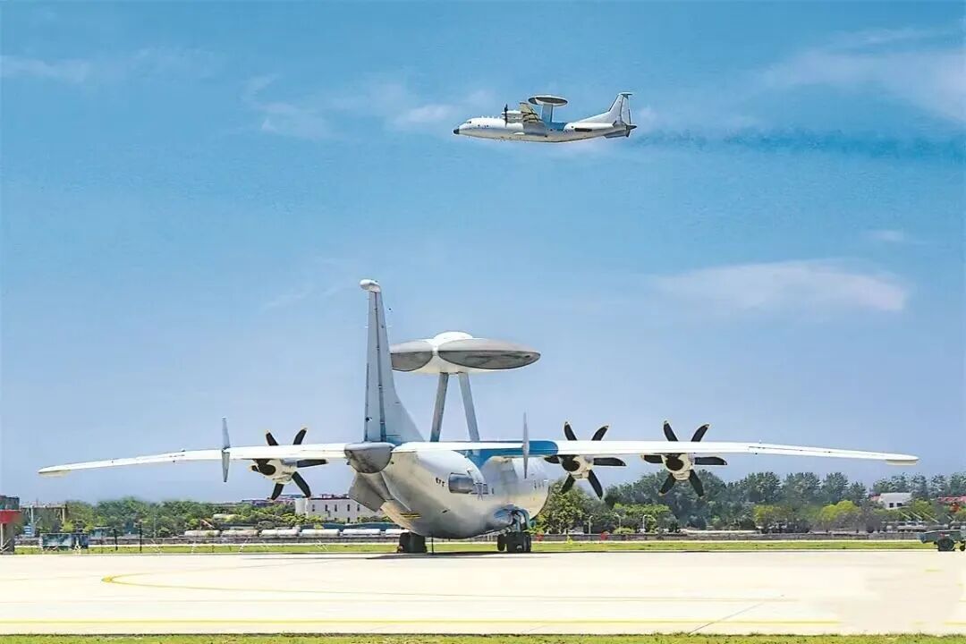 东部战区战机曾遇险情 与2架外机对峙近20分钟！