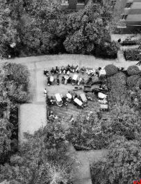 楼道杂物起火熏黑墙面 消防登高作业面成“停车场”