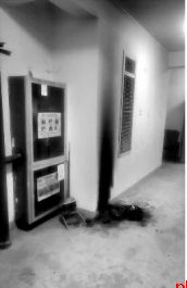 楼道杂物起火熏黑墙面 消防登高作业面成“停车场”