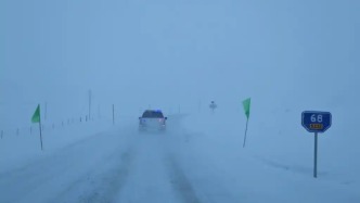 新疆喀纳斯景区解除临时交通管制 此前因降雪有游客受困