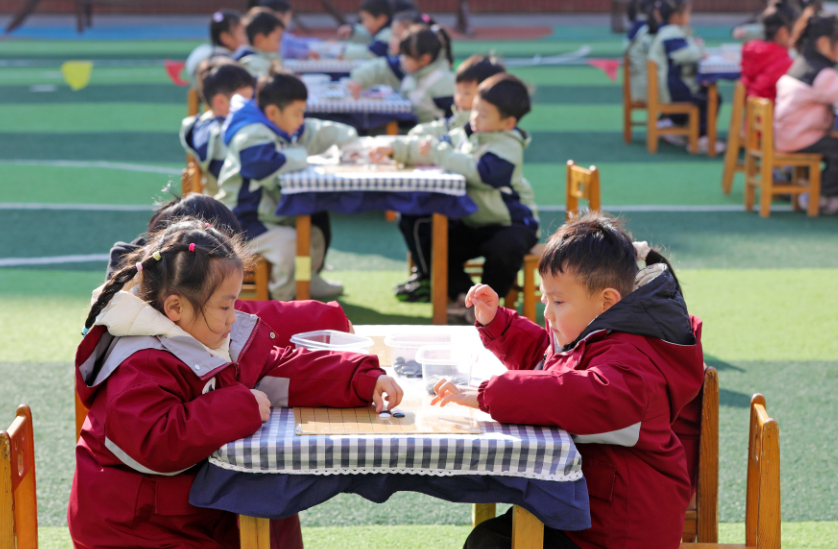 萌娃对弈 乐在“棋”中