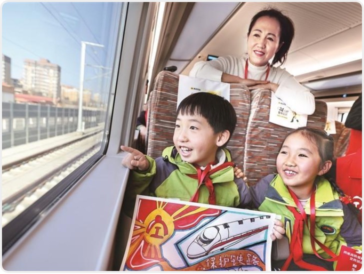 西安到延安1小时直达 西延高铁迎来首批“护路体验官”