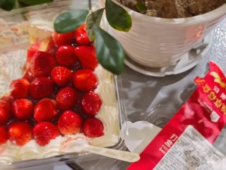 热搜第一！盒马回应“草莓蛋糕出问题”：涉及7家门店售出约60份