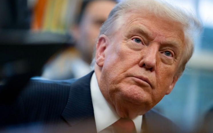 特朗普宣布：允许英伟达向中国出售H200人工智能芯片 但要收取25%的分成