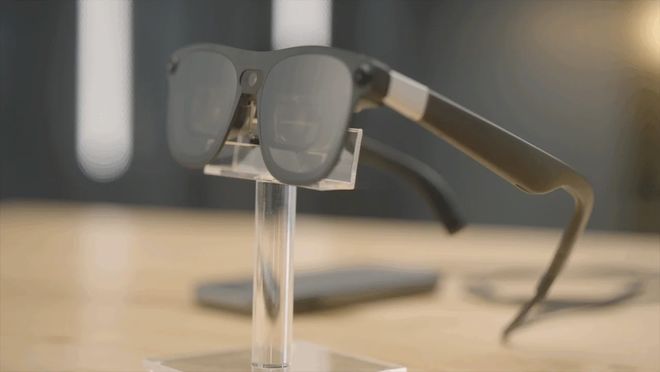 谷歌Android XR首款有线智能眼镜