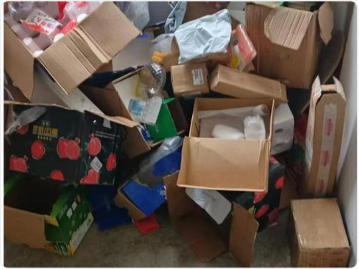 小区安全通道堆满垃圾 华商记者督促相关单位整改