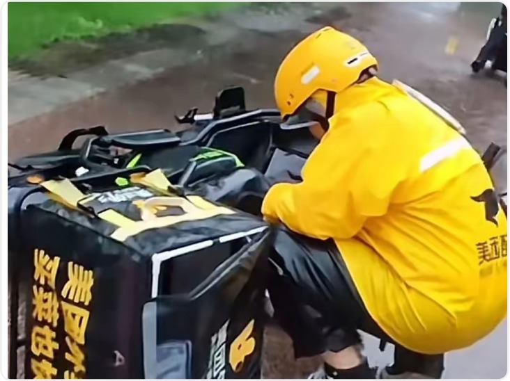 外卖骑手小区内被孩童皮球“绊倒” 肋骨骨折后找人难