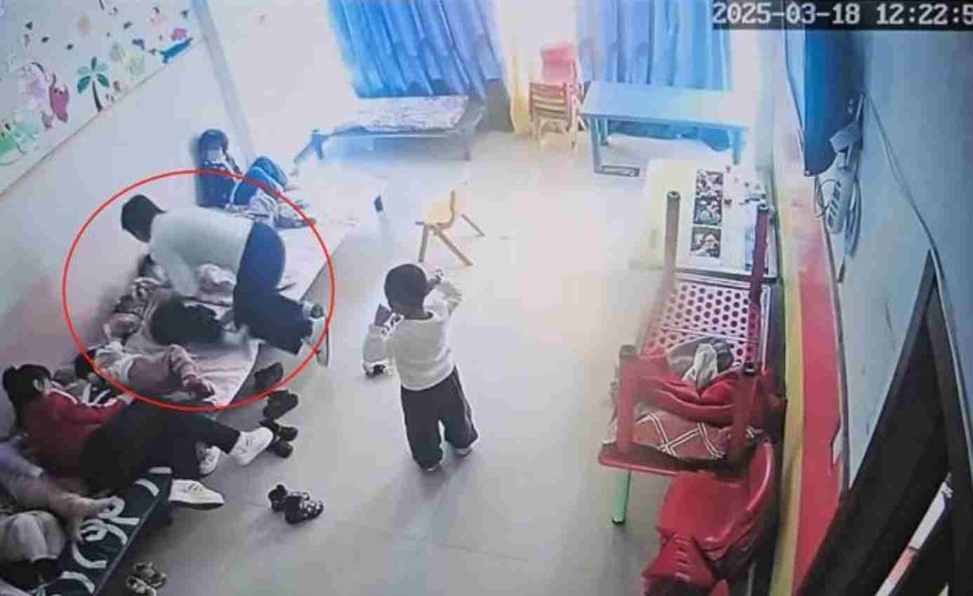 盘锦幼师虐童案将开庭 家长:15天监控有上百条虐童片段