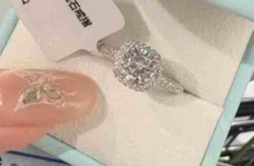 胖东来小方糖戒指爆火后售罄 二手平台仍有代购加价出售