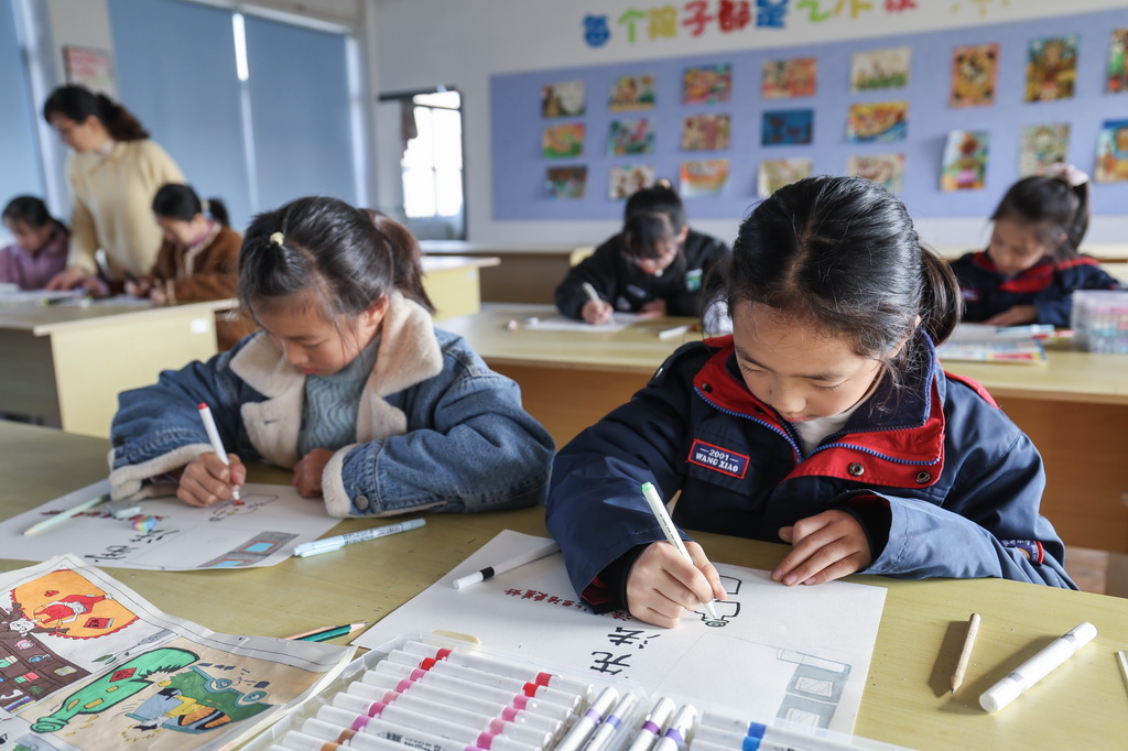 12月9日，诸暨市暨南街道中心学校王家井小学的学生绘制法治宣传画。
