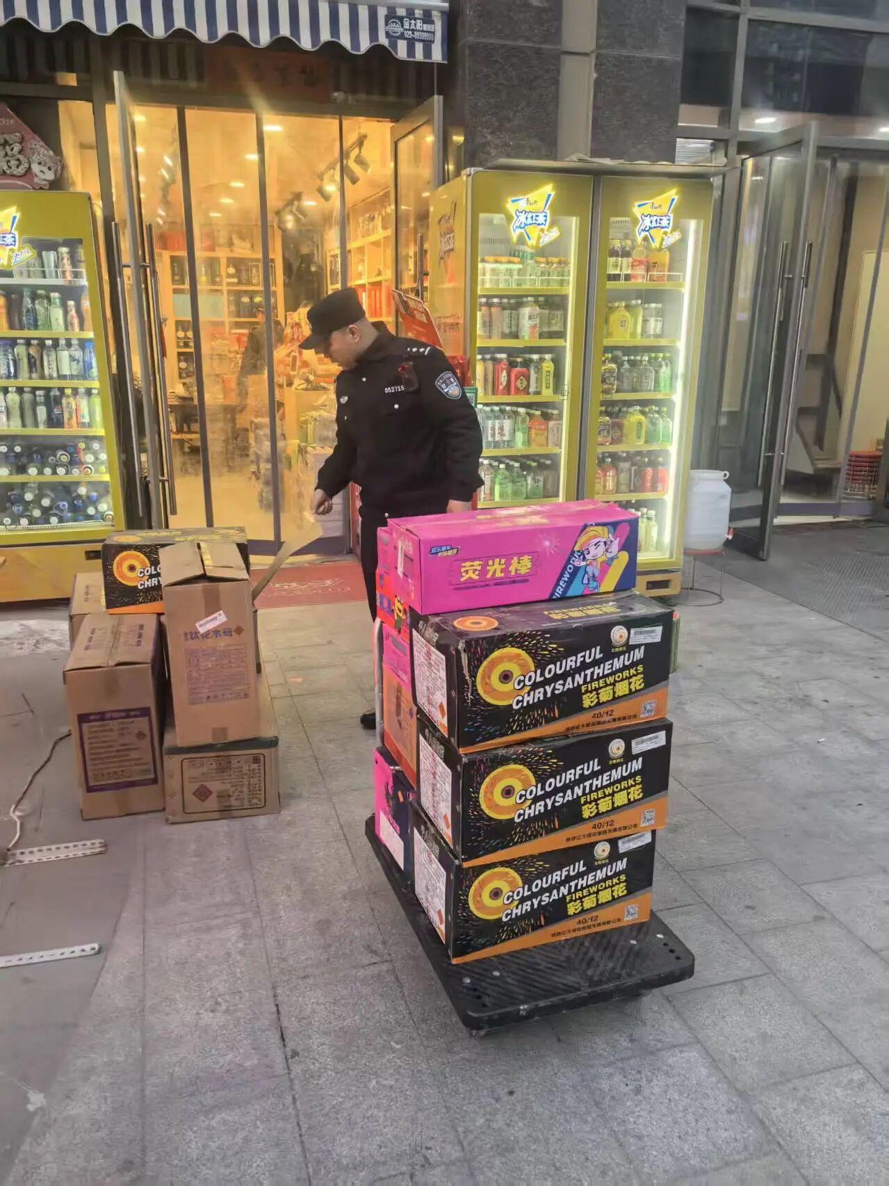 西安公安严查非法储存烟花爆竹