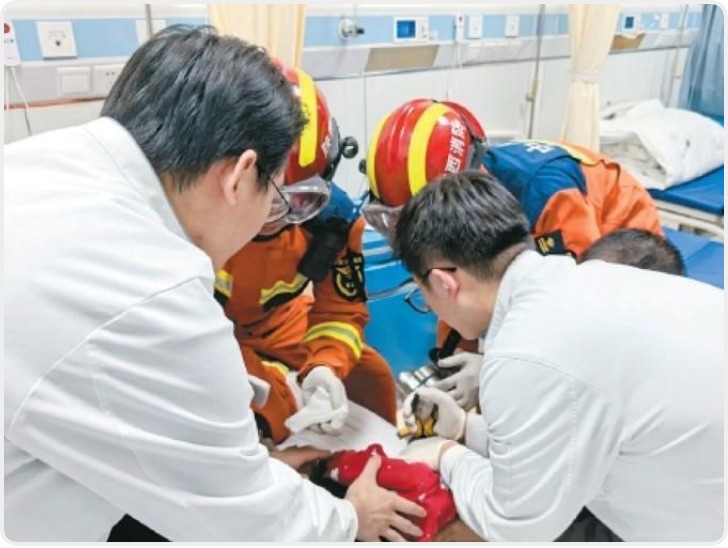 10厘米长铁签刺入幼童口中 医生消防联动化险为夷