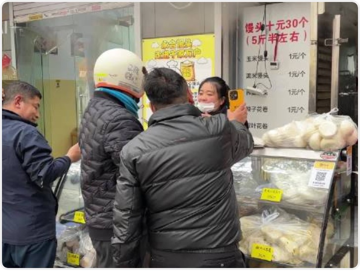 西安一馒头店10元30个馒头日销3万个 市民排队购买