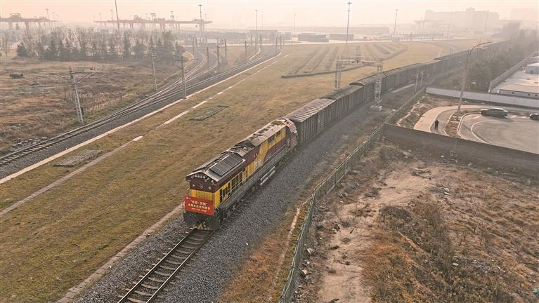 陕西首趟“长安·天路”进藏班列发出