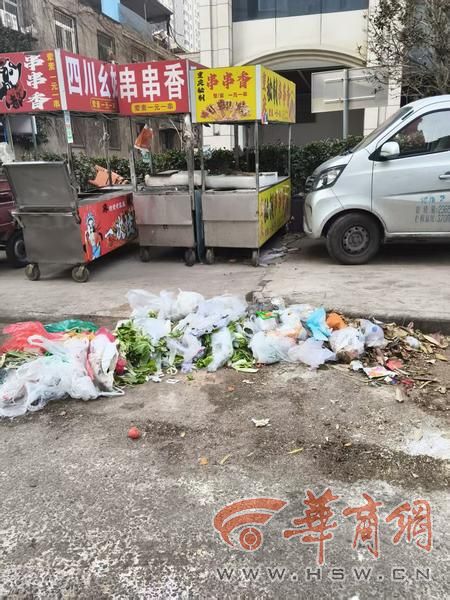 12月11日，西安市莲湖区永和路车辆餐车占道，地面垃圾堆积。