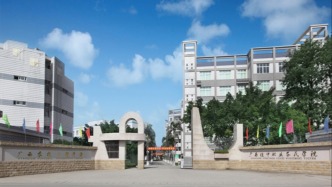 广西一中职学校7.7万采购22套服装引质疑 招标负责人称采购合规