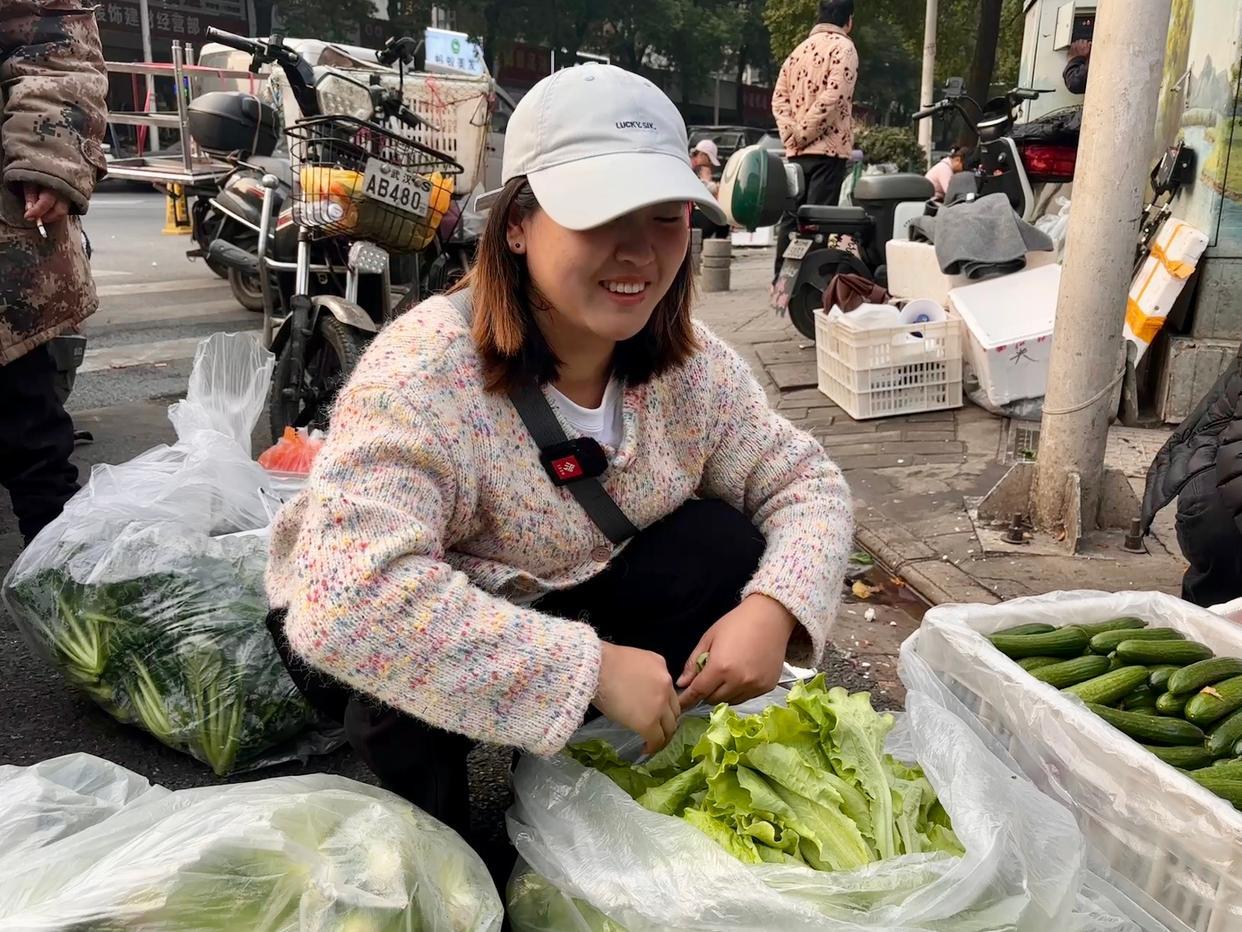 00后女生摆摊卖水培蔬菜日售千元
