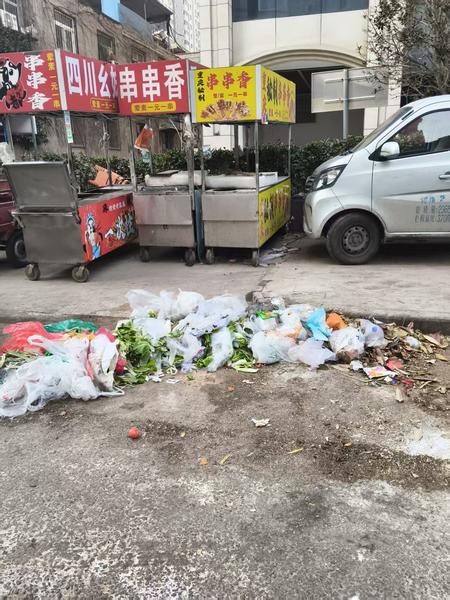 城事直通车|流动摊贩长期占道、共享单车堆积……西安这两处路段的占道问题已整改