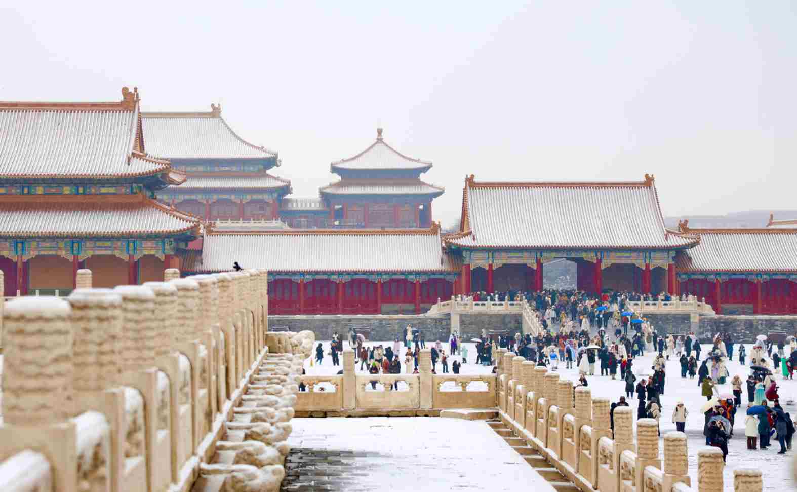 北京迎来冬季首场降雪 故宫解锁限定雪景