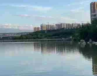 寒冷冬夜西安民警纵身跳水救人 轻生女子获救后跪地感恩