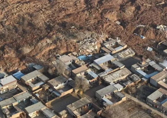 甘肃省永靖县发生滑坡 45户房屋被埋 无人员伤亡