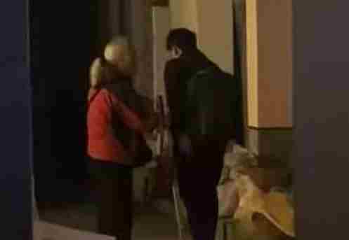  盲人老太被指专挑女性带路 当事人：冤枉我 气得要死